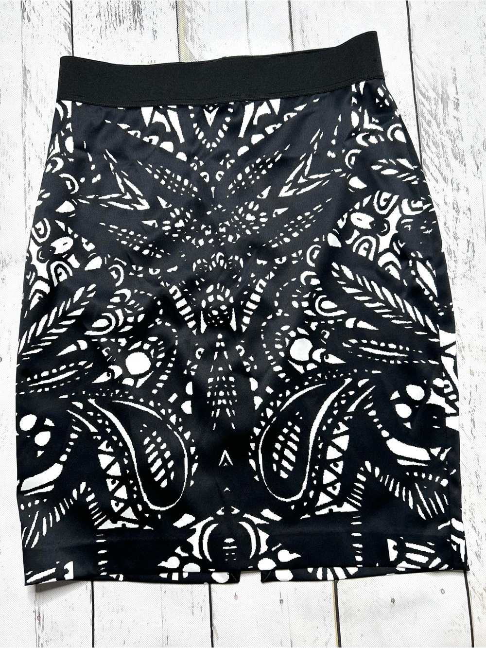 Express Lined Black & White Patterned Skirt Sz 4 Lightweight silky style